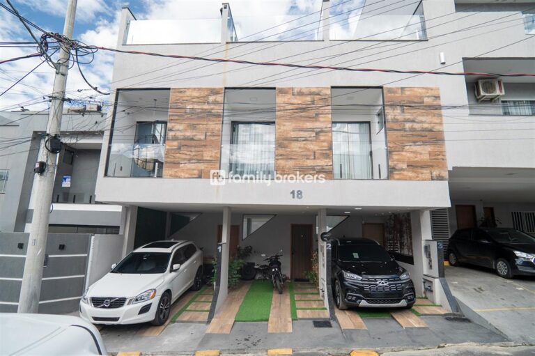 Casa Triplex em Condomínio Fechado na Taquara!