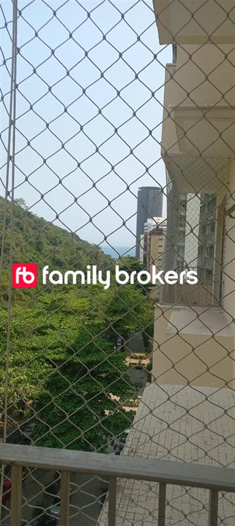 Apartamento em São Conrado, com 3 quartos, incluindo uma suíte, além de dependência completa.