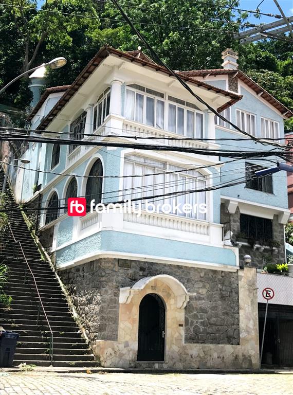 Maravilhosa casa histórica com 1040m2 total de área há 50 mts do comércio local – Cosme Velho