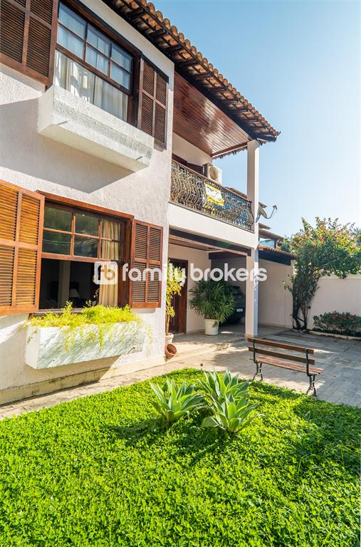 MARAVILHOSA CASA COM 4 SUÍTES | 350m² | VISTA PARA MONTANHA | 5 VAGAS