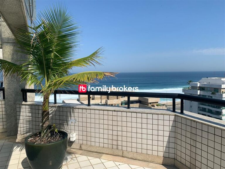 CONDOMÍNIO GOLDEN GREEN: COBERTURA DUPLEX COM VISTA MAR E 550m² À VENDA