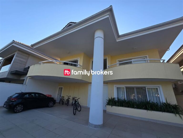 QUINTAS DO  RIO CASA TRIPLEX COM 4 SUÍTES COM 669 M² ,CASA COM PLACA SOLAR , PISCINA  E 4 VAGAS