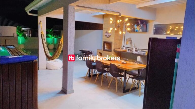 CASA CONDOMINIO FECHADO 210 =M² 3 QUARTOS, SENDO 2 SUITES.