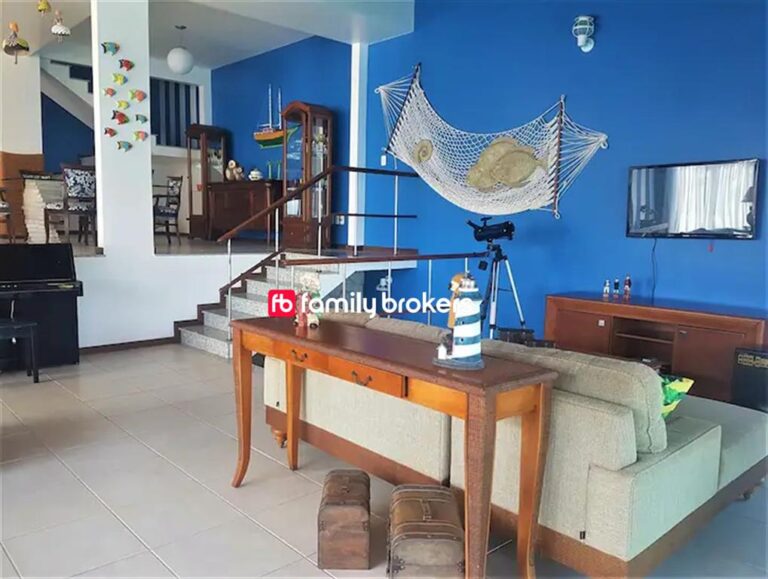 MANSÃO EM ANGRA DOS REIS: COM DECÔ PARTICULAR PARA LANCHA E 805m² À VENDA