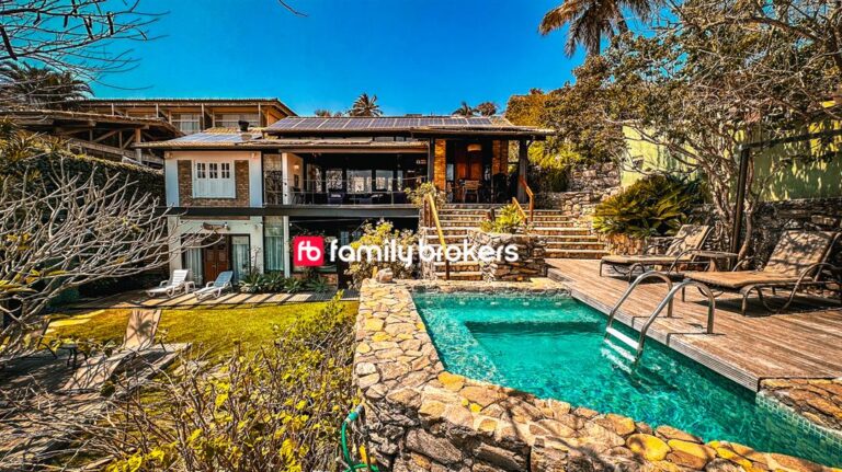 LUXUOSA MANSÃO NA PRAIA DE FERRADURA | 7 SUÍTES | PRAIA PARTICULAR | 454M²