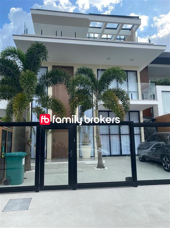 LUXUOSA CASA TRIPLEX COM 5 SUÍTES | 500M² | LAZER PRIVATIVO – RECREIO