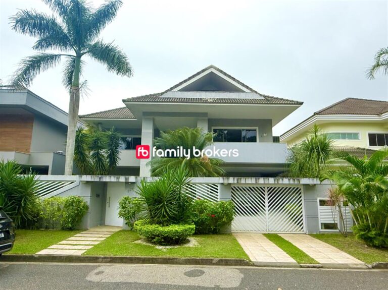 LINDÍSSIMA CASA TRIPLEX DE 750M² | 5 SUÍTES | ÁREA DE LAZER COMPLETA – QUINTAS DO RIO