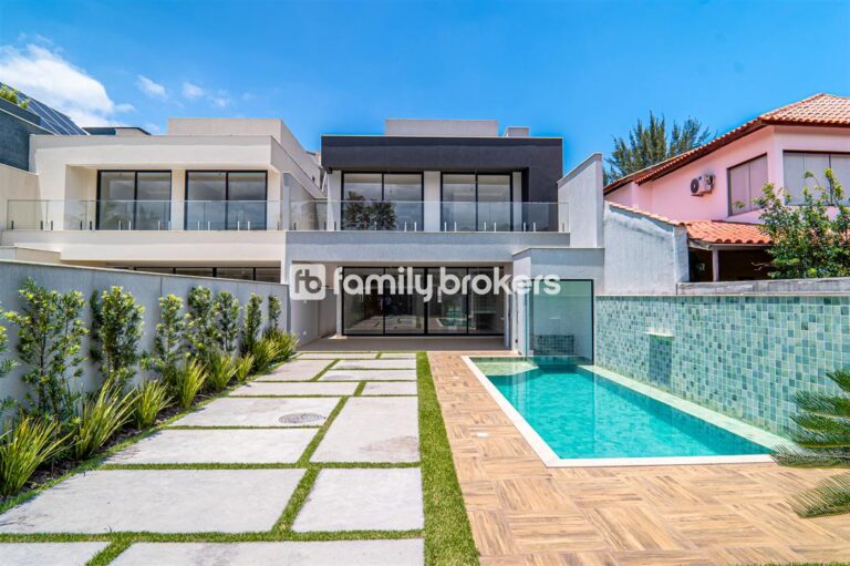 CONDOMÍNIO RIO MAR: CASA TRIPLEX CONTEMPORÂNEA COM 5 QUARTOS E 380m² Á VENDA