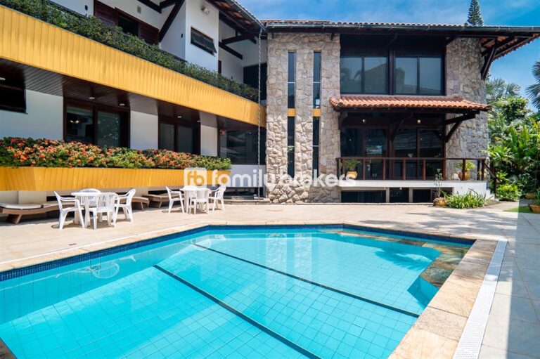 CONDOMÍNIO SANTA HELENA: CASA TRÍPLEX DE 750m² E 5 QUARTOS À VENDA