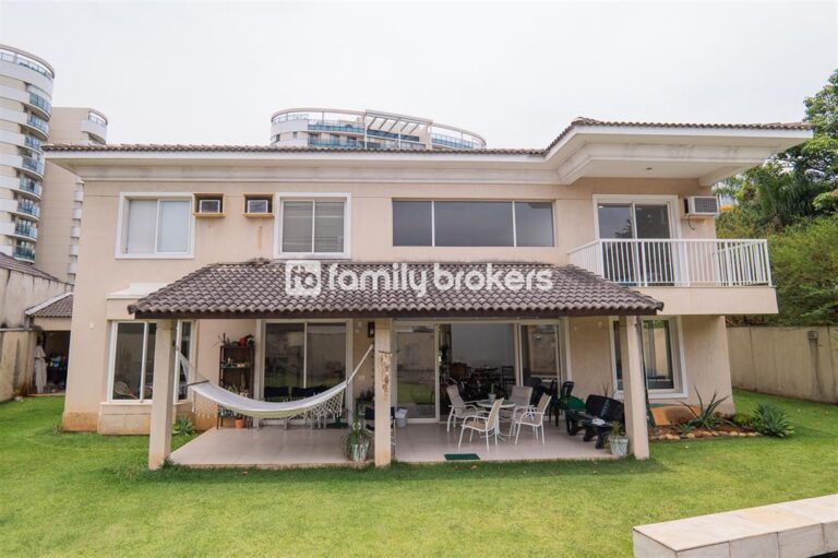 CONDOMÍNIO SANTA MÔNICA JARDINS: LINDA CASA DUPLEX DE 393m² E 5 QUARTOS À VENDA