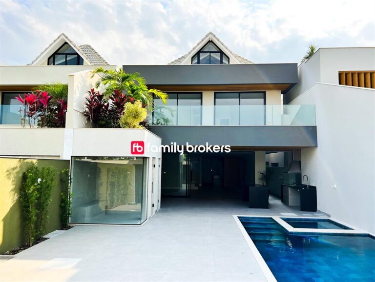 CONDOMÍNIO BLUE HOUSES: CASA TRIPLEX 1° LOCAÇÃO COM 5 SUÍTES Á VENDA