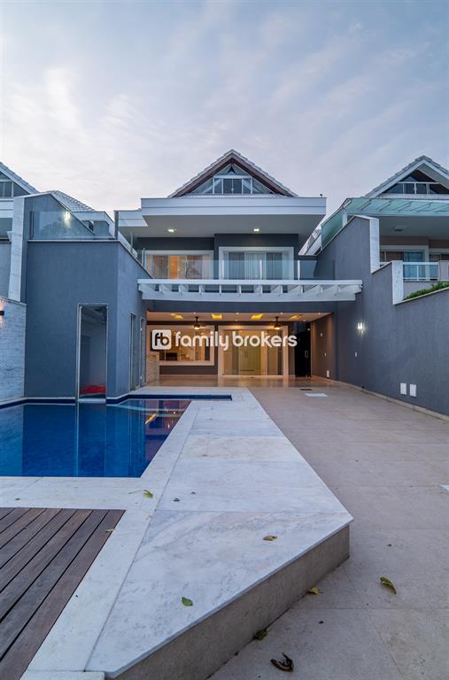 EXCELENTE CASA DECORADA E REFORMADA | 282M² | 4 QUARTOS – CONDOMÍNIO BLUE HOUSE