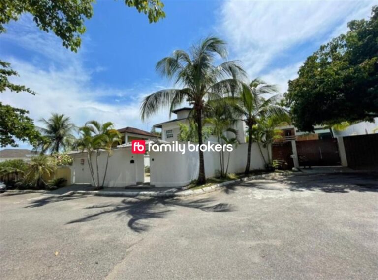 EXCELENTE CASA TRIPLEX COM 438M² | 4 SUÍTES | ÁREA DE LAZER – BARRA DA TIJUCA.