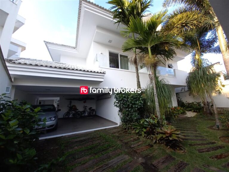 RIVIERA DEL SOL: ESPETACULAR CASA DE 4 SUÍTES E 537m² COM FINA DECORAÇÃO À VENDA