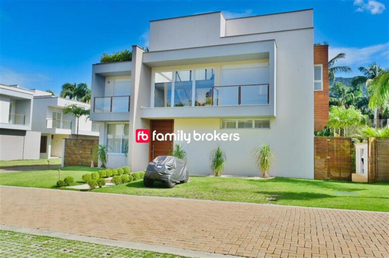 LUXUOSA CASA DE 4 QUARTOS E 594m² Á VENDA PRÓXIMO A PRAIA EM MARESIAS