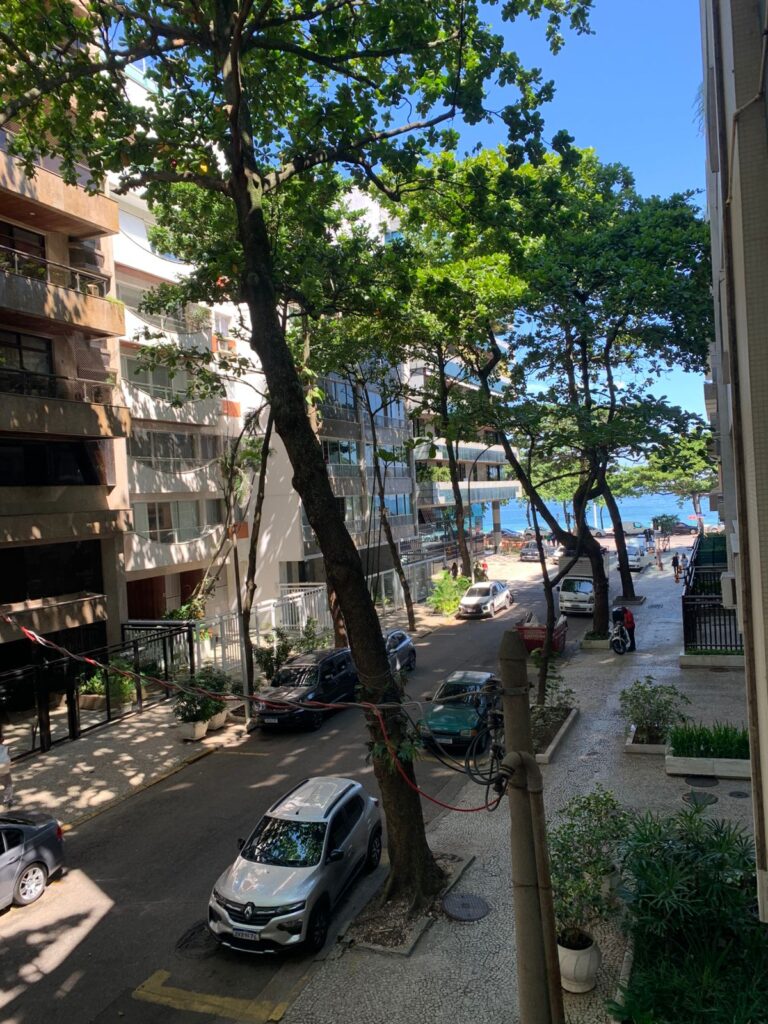 Oportunidade em apartamento na quadra da praia do Leblon – 2 quartos