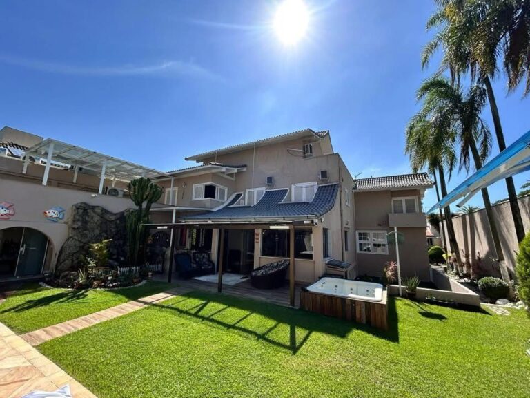 Excelente casa localizada no Condomínio Jardim Lagoa Mar Norte, na Barra da Tijuca – ao lado do Freeway Center