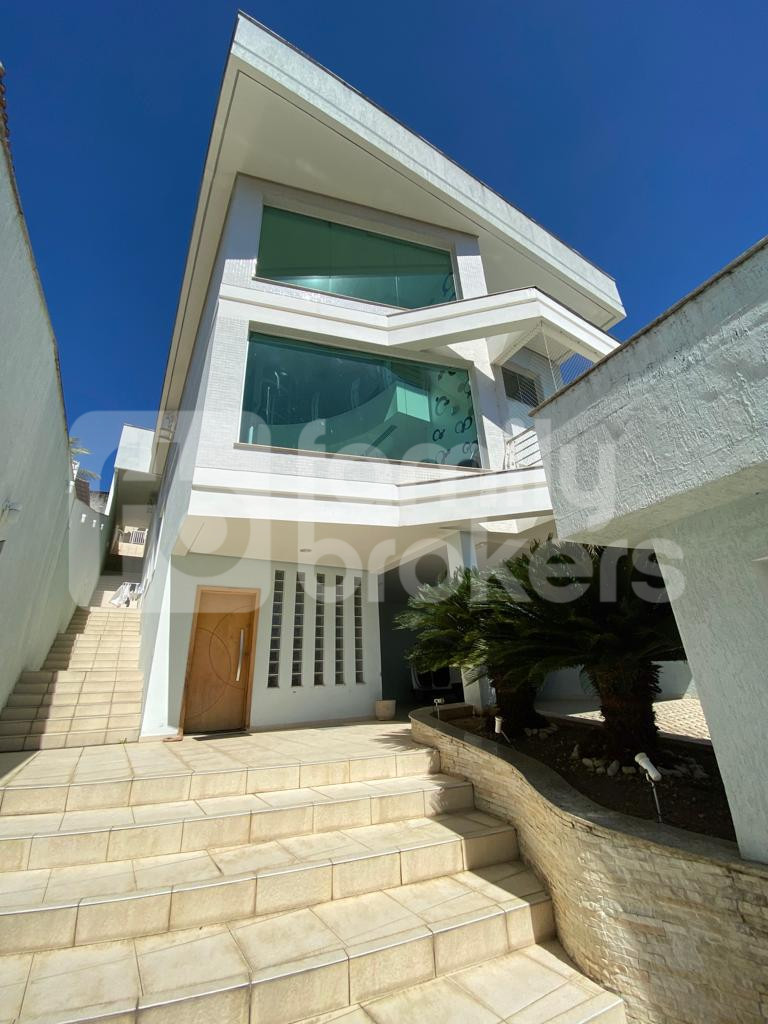 Casa Triplex com 458m² Construídos  | Condomínio Vilarejo