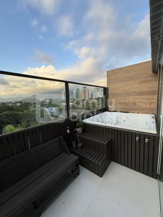 Cobertura 200m² á 100mts da Av. Lucio Costa – 3Q + dependência.